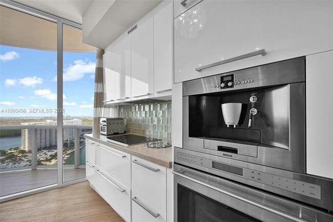 Building Photo - 15901 Collins Ave