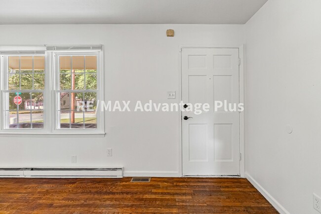 Building Photo - 4 Bedroom Home in Blackstone!