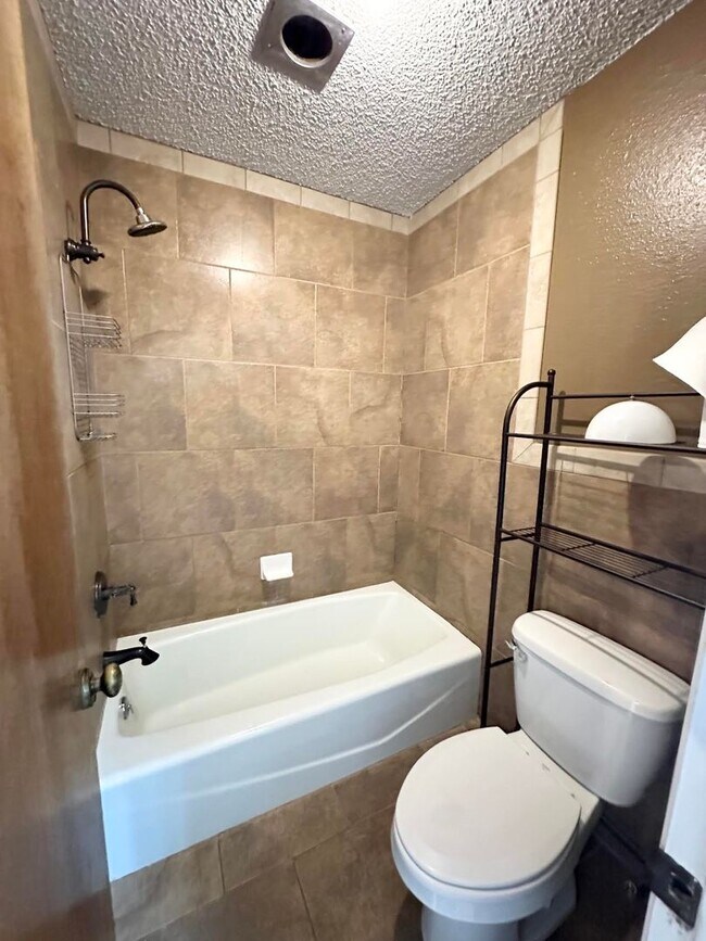 Building Photo - 4 Bed 2 Bath For Rent