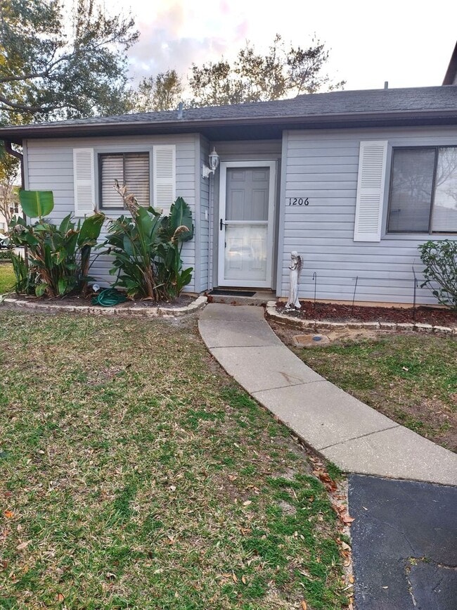 Building Photo - Port Orange 2 bedroom, 2 bathroom, pool and tennis courts