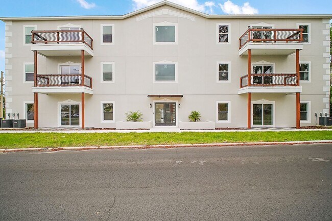 Building Photo - Luxury 2 Bed 2 Bath, Downtown Eustis Full ...