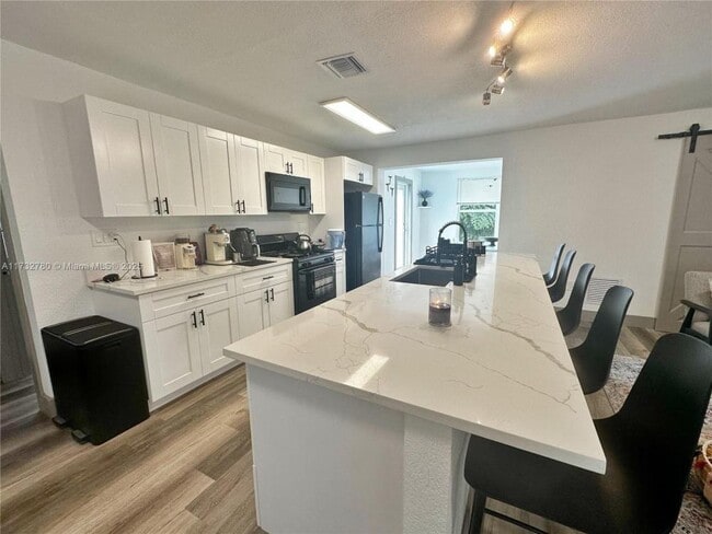 Building Photo - 3 bedroom in Hollywood FL 33024