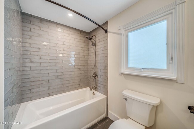 Building Photo - 2316 W Beach Dr