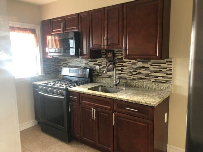 Building Photo - 2136 Redthorn Rd