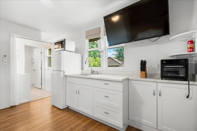 Building Photo - Remodeled Studio in North Kihei | Furnished & Pet-Friendly