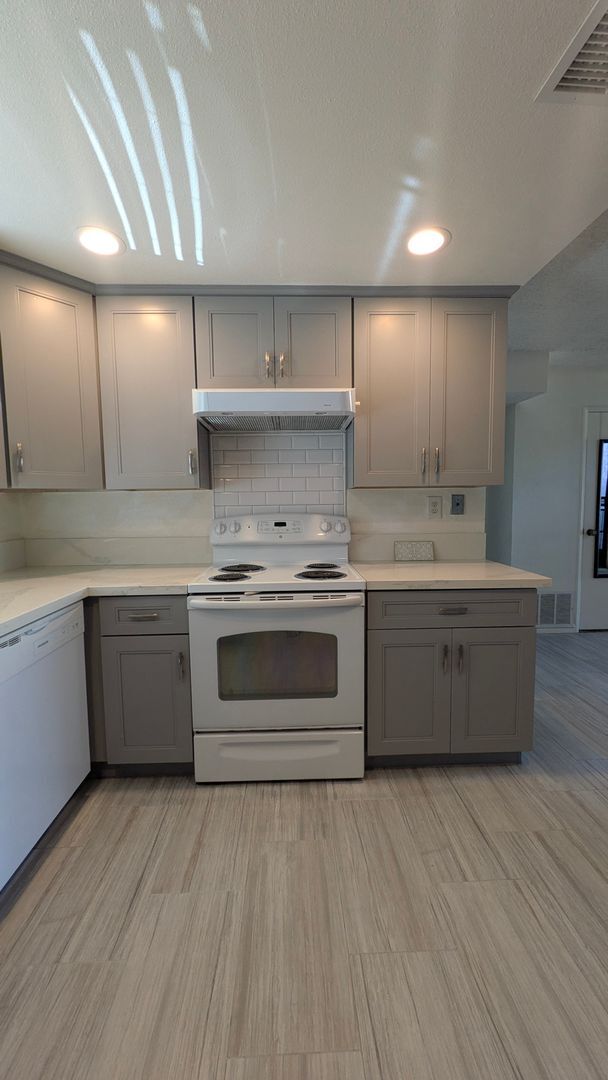 Building Photo - Cute two bedroom condo