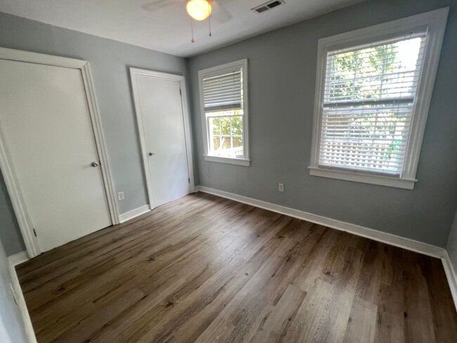 Building Photo - 3 Bedroom 1.5 Bath Apartment - Downtown Ch...