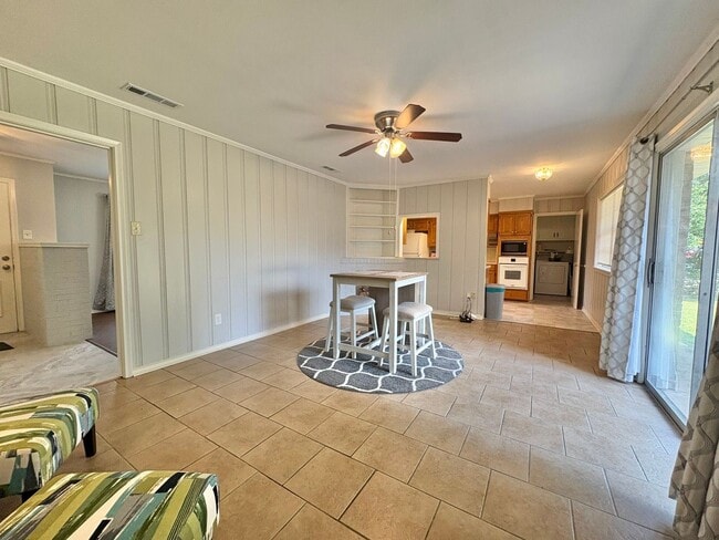 Building Photo - Spacious 3-Bed, 2-Bath Home with Large Sho...