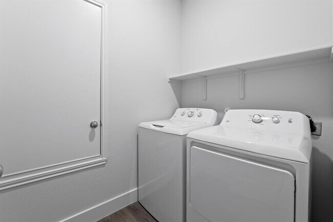 Building Photo - 175 Eves Necklace Dr.