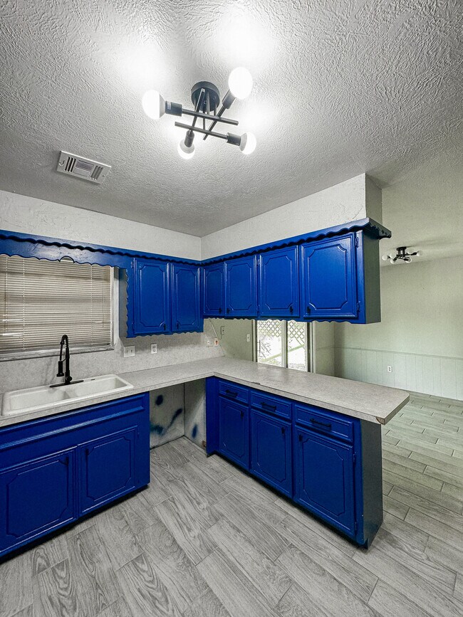 Building Photo - 2700 SW 85th St