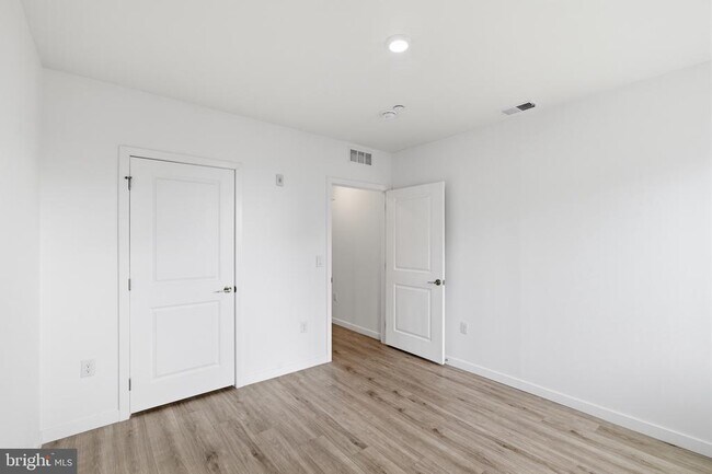 Building Photo - 915 N Broad St