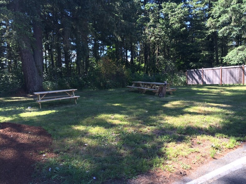 Picnic and BBQ area - 12511 98th Ave Ct SW