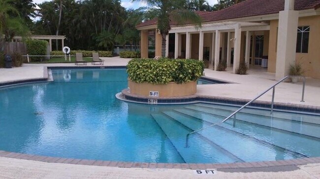 Building Photo - 4823 Via Palm Lakes Via