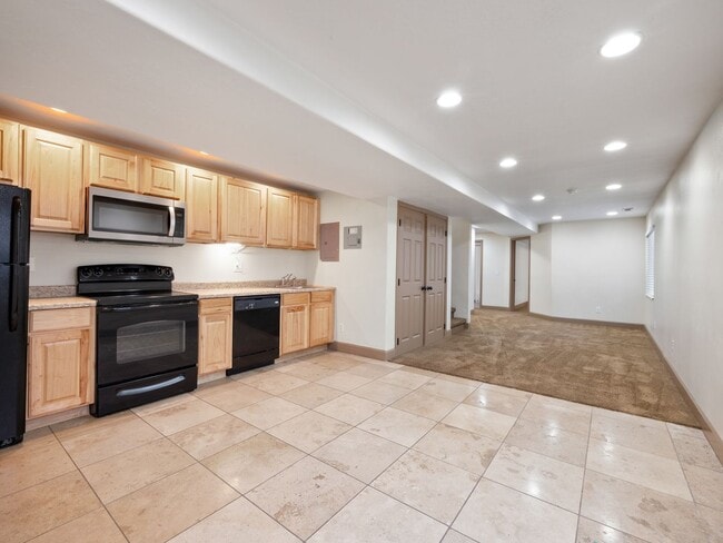 Building Photo - 25 E 2250 N