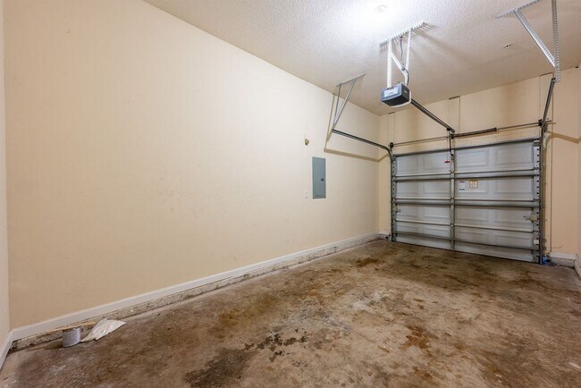 Building Photo - Lakefront Townhome