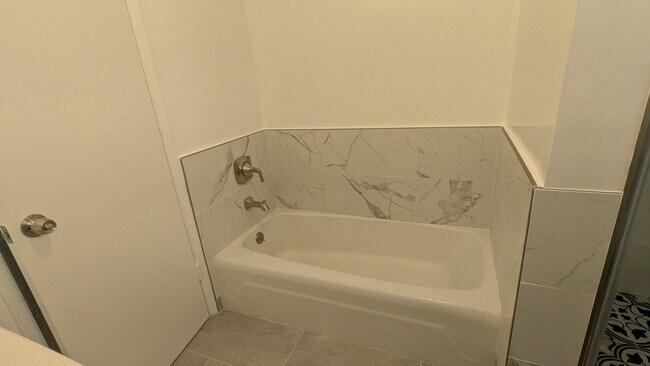 Building Photo - Beautifully Remodeled 2 Bed 1.5 Bath Santa...