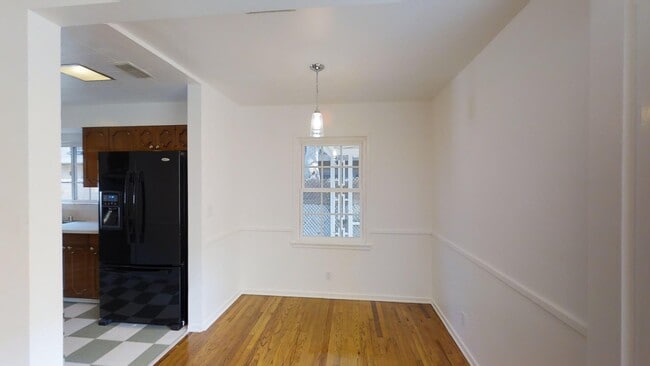 Building Photo - Gated 3-Bed, 3-Bath Gem with Dual Primary ...