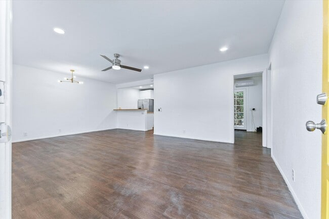 Building Photo - 502 Calle Santa Rosa S