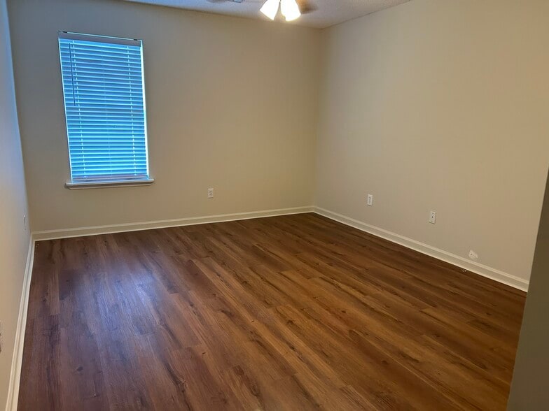 Building Photo - 111 Mockingbird Dr
