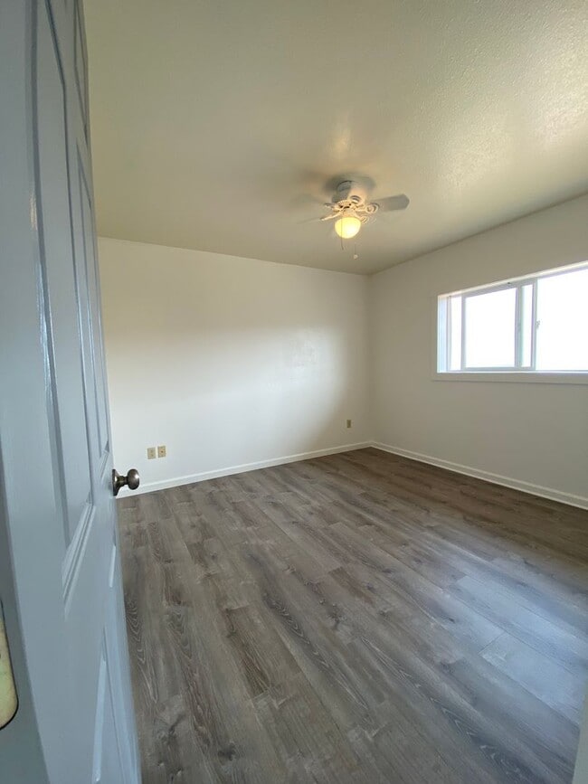 Building Photo - Spacious Well Maintained 3 Bedroom - 1 Bat...