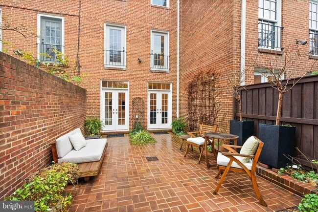 Building Photo - 312 N Pitt St