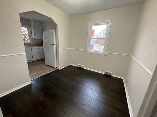 Building Photo - Renovated 2 BR Convenient to Battleground
