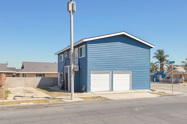 Building Photo - 1431 Alamitos Ave