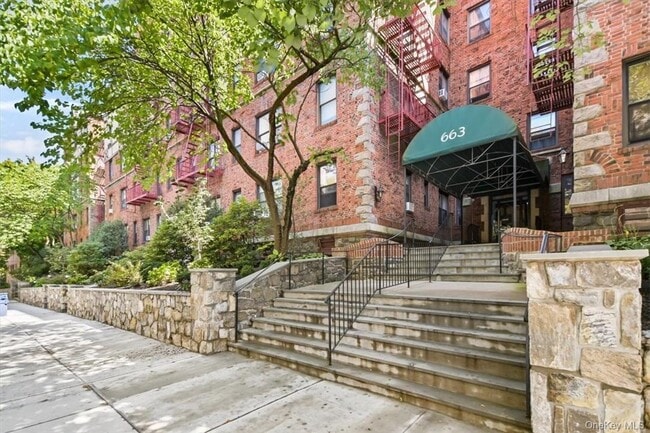 Building Photo - 663 Locust St