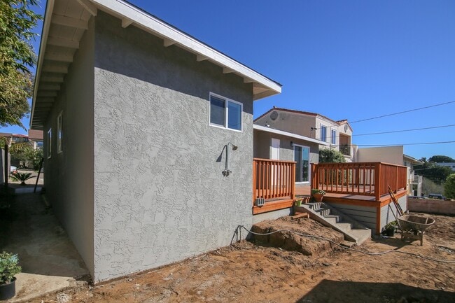 Building Photo - White Water Views Steps from Moonlight Beach