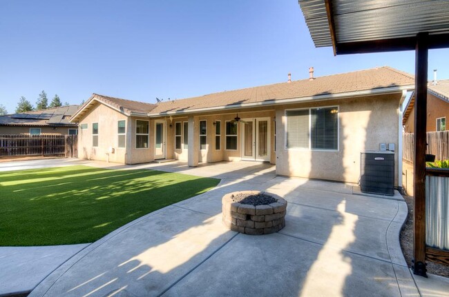 Building Photo - 5681 N Fair Ave