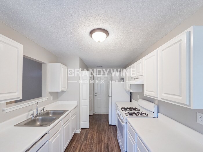 Building Photo - 2050 Tudor Dr