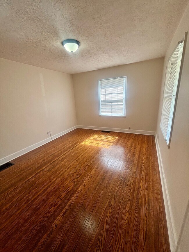 Building Photo - 1305 Larchmont Ave