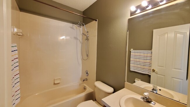 Building Photo - 3013 Pointeview Dr