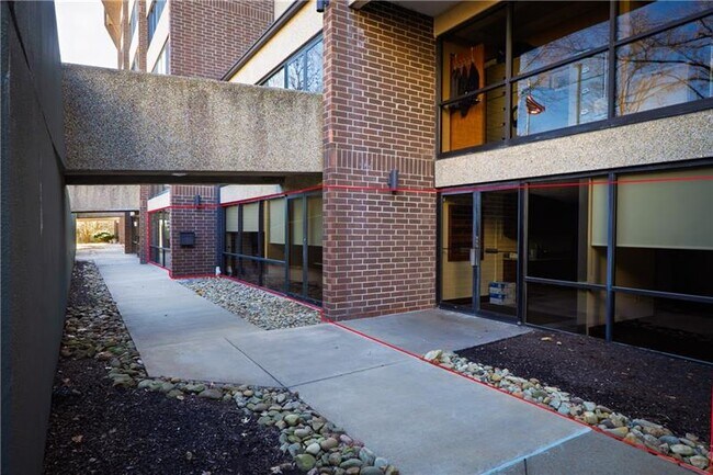 Building Photo - 750 Washington Rd