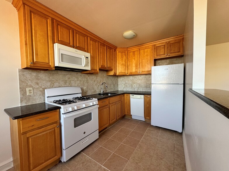 Primary Photo - Melrose Court Apartments