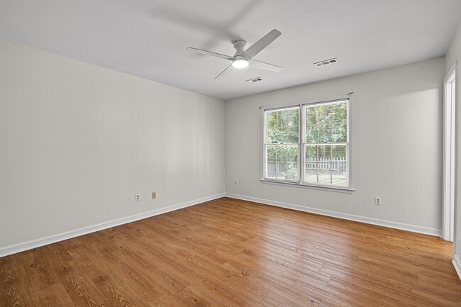 Building Photo - 3BR Ranch in Starr’s Mill District with great backyard!