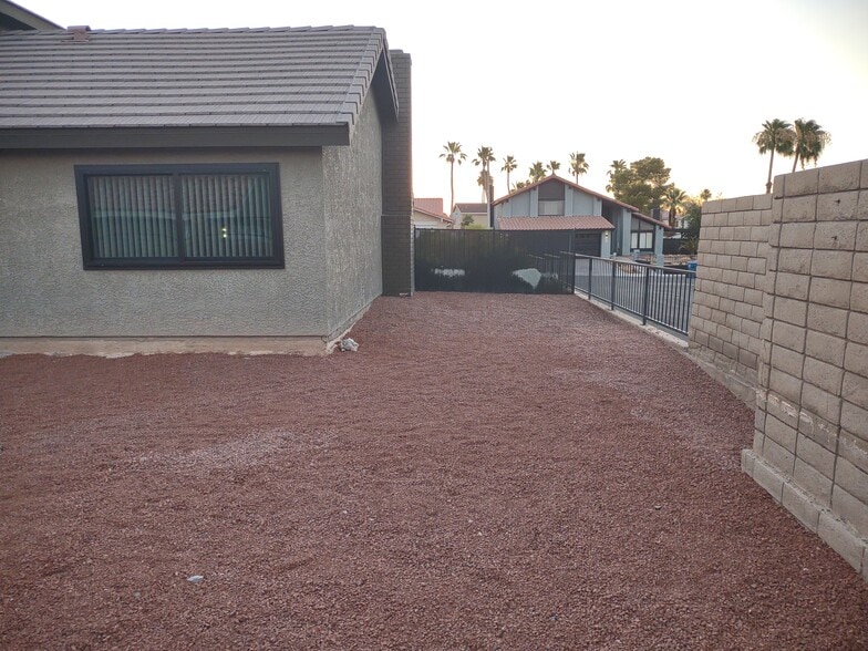 Side Yard - 322 Esquina Dr