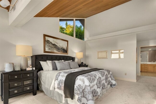 Building Photo - Kirkland View Home