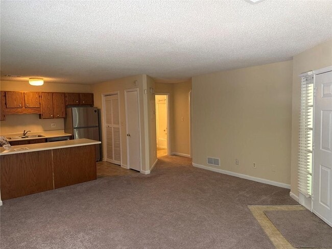 Building Photo - 1600 Oakpoint Dr SW