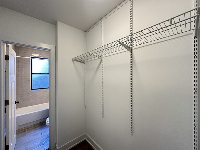 Building Photo - 533 W Belden Ave