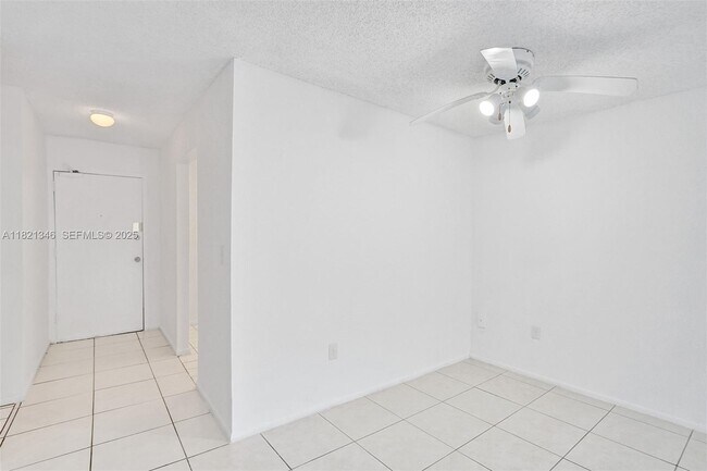 Building Photo - 1595 NE 135th St