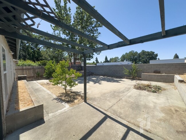Building Photo - 3 Bedroom, 2 Bath Chico Home!