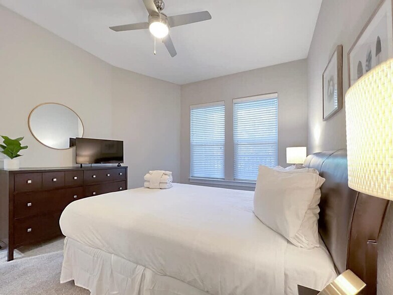 Building Photo - 2615 N Grady Ave