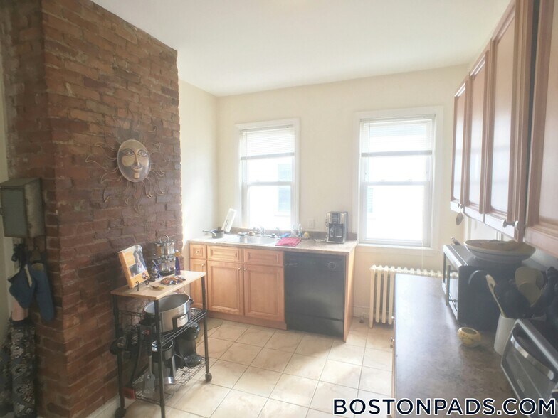Building Photo - 75 Elmira St