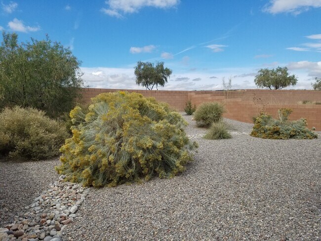 Building Photo - 3 bed 2 bath 1400 sq ft home