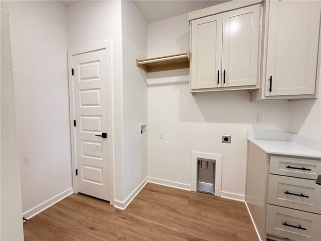 Building Photo - Nice Townhouse Near Campus