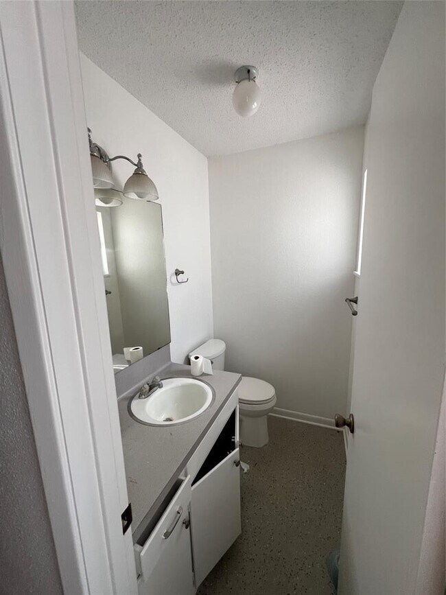 Building Photo - 8518 Woodstone Dr