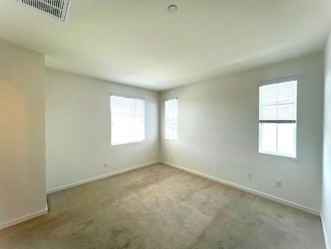 Building Photo - Beautiful 2 Bedroom, 2.5 Baths Townhome in...