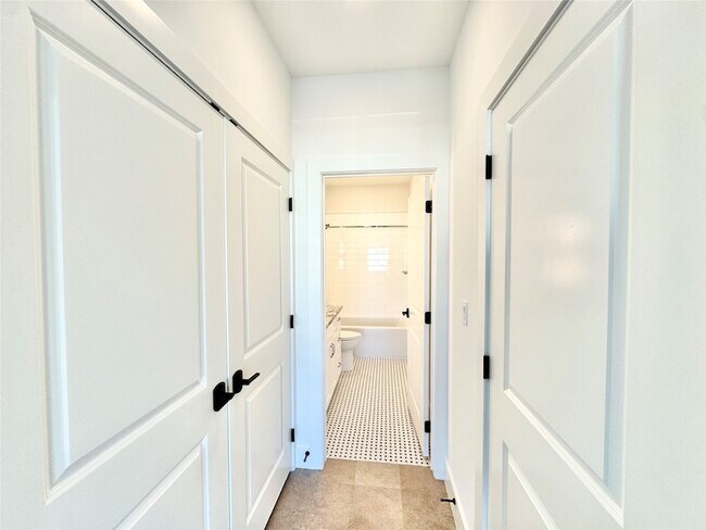 Building Photo - 2102 Mechanic St