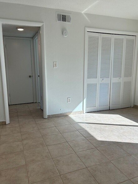 Building Photo - 411 S Nimbus Ave